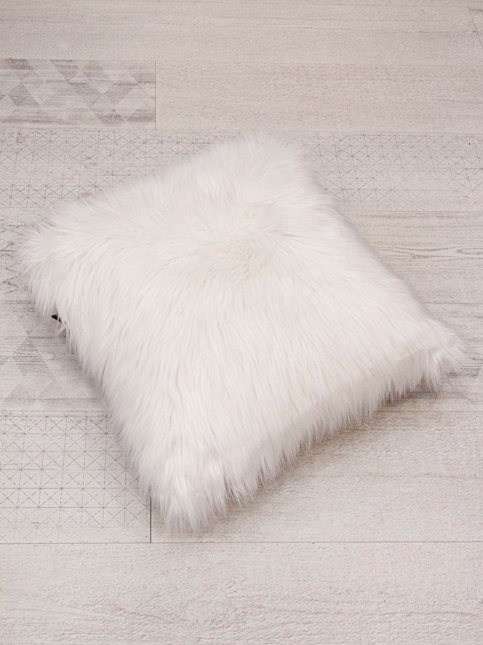 подушка из искусственного меха 1394 белый квадрат